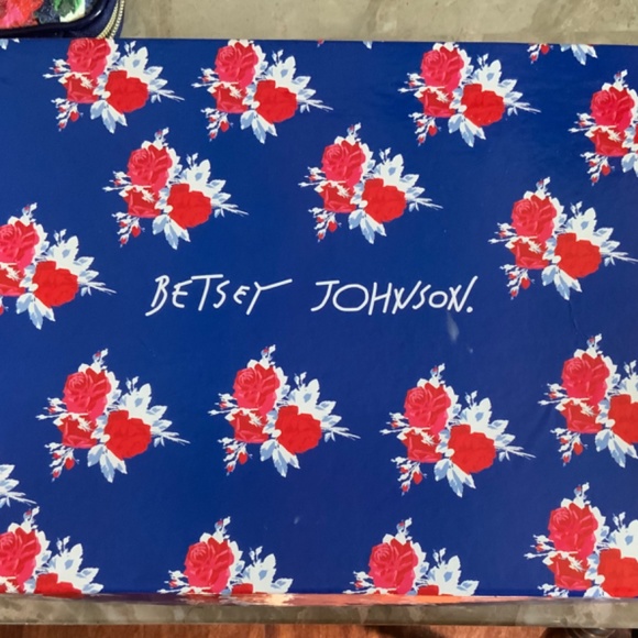 COPY - New in box BETSEY JOHNSON Rosie iPad table… - Picture 4 of 4